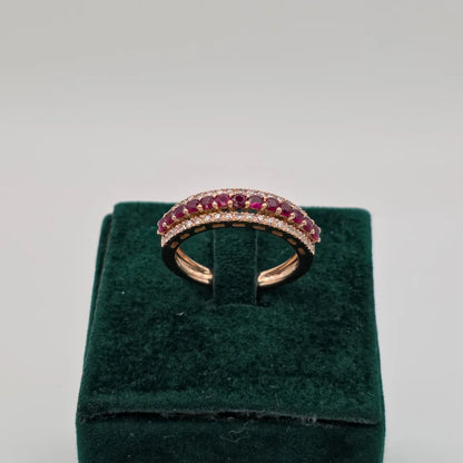 Anello A Fascia Rosa Con Rubini E Diamanti