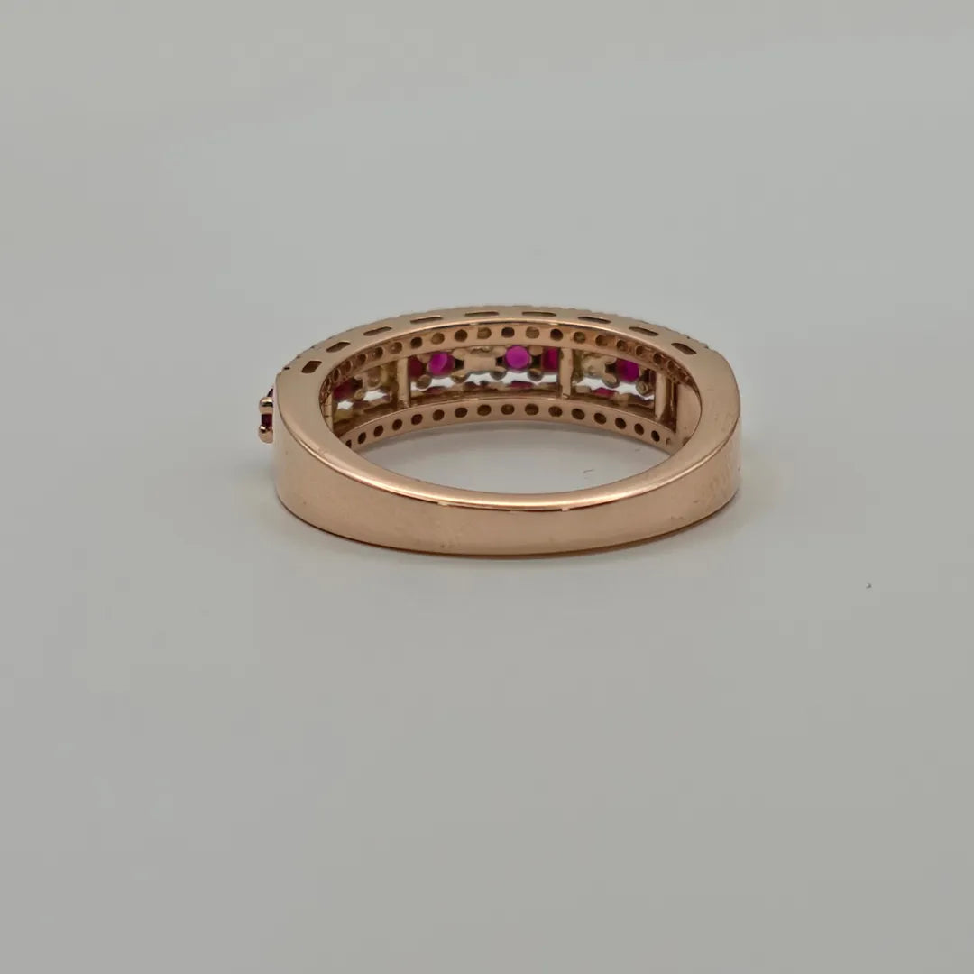 Anello A Fascia Rosa Con Rubini E Diamanti